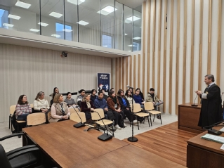 Un magistrado se dirige a alumnos participantes del programa Educar en Justicia